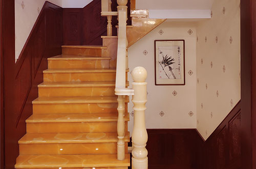 熊口管理区中式别墅室内汉白玉石楼梯的定制安装装饰效果