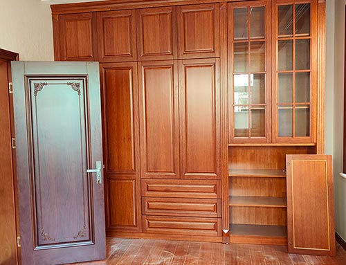 熊口管理区中式家庭装修里定制的实木衣柜效果图